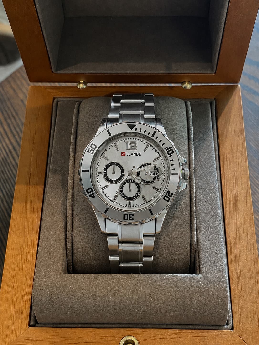 WILLANDE Men's Chronograph Style Watch – Silver Dial